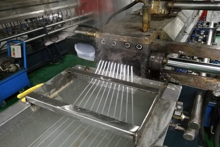 Plate type screen changer used on granulating